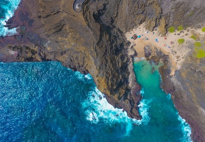 鸟瞰山和海
